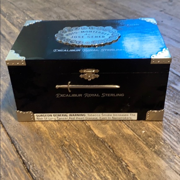 Excalibur Royal Cigar Box - Picture 2 of 10